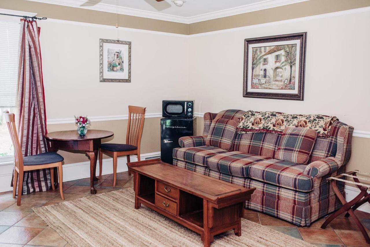 Benn Conger Inn Groton Bagian luar foto